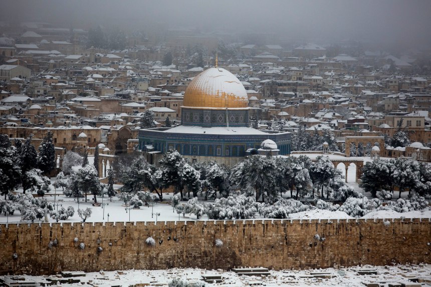 epa04628415 The Dome of the Rock, one of Islam's holiest sites, covered with snow after a winter storm left about 15 to 20 centimeters of snow in Jerusalem's Old City, Israel, 20 February 2015. EPA/ABIR SULTAN